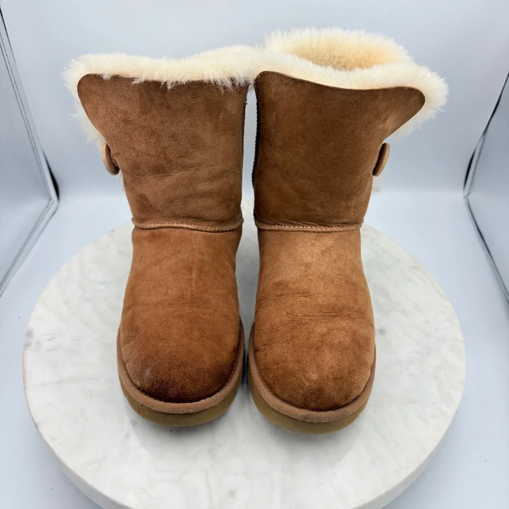 UGG Bailey Button Boots Womens Size‎ 8 Chestnut Brown Suede Sheepskin Warm Y2K